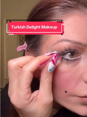 A post by @poopiblh on TikTok caption: Je fais le TURKISH Delight Makeup inspiré des Loukoum pâtisserie Turc 🇹🇷 et de l’actrice Türkân Şoray ✨ #makeup #beauty #turkish #delight #turkishdelight #loukoum #tutorial #actrice 