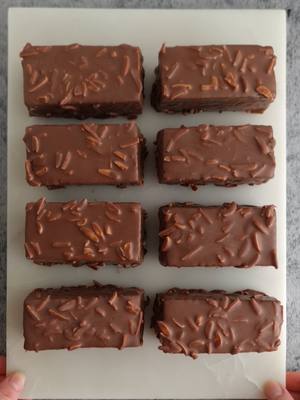 A post by @on_est_gourmands on TikTok caption: Barres chocolatées  Le biscuit cacao: 100 g de sucre 4 œufs  60 ml d'huile végétale 60 ml de lait  95 g de farine 20 de cacao 1/2 cuillère à café de sel Séparer les blancs des jaunes. Mélanger les jaunes avec le lait et l'huile, ajouter la farine et le cacao Monter les blancs avec le sel et le sucre. Verser la préparation dans le plateau de votre four, cuisson environ 15min à 170° La crème : 250g de mascarpone  60g de sucre  350g de crème entière montée  Détendre le mascarpone avec le sucre puis ajouter progressivement la crème montée. Le glaçage : 200g de chocolat  40g d'huile de coco 35g d'amandes  🇬🇧 Chocolate bars The cocoa biscuit: 100 g sugar 4 eggs 60 ml vegetable oil 60 ml milk 95 g flour 20 cocoa 1/2 teaspoon salt Separate the whites from the yolks. Mix the yolks with the milk and oil, add the flour and cocoa Beat the whites with the salt and sugar. Pour the mixture into the tray of your oven, cook for about 15min at 170° The cream: 250g mascarpone 60g sugar 350g whipped whole cream Relax the mascarpone with the sugar then gradually add the whipped cream. The icing: 200g chocolate 40g coconut oil 35g almonds