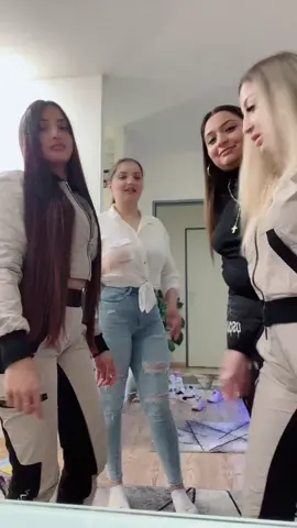 A post by @cristinutzacri on TikTok caption: @Deny deniz❤️ @AleAlexandra ♥️mimi♥️ @Andreea Ferenț #fypシ #viral #foryou #surorile❤️ 