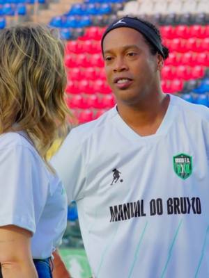 A post by @ronaldinho on TikTok caption: Todo mundo tem aquele parceiro que você não precisa nem combinar a jogada. Felizmente tive a honra de viver isso com grandes estrelas ao longo da minha carreira. E você que sonha em desfrutar dessa experiência sendo jogador profissional, chegou a sua hora! Entre no @manualdobruxooficial, clique no link da bio e se inscreva pra participar da minha Seleção de Talentos!