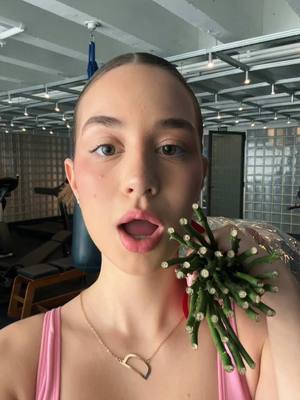 A post by @duda on TikTok caption: tava na academia e tive uma surpresa, pov: ele sabe que você ama flores ❤️ #fyp