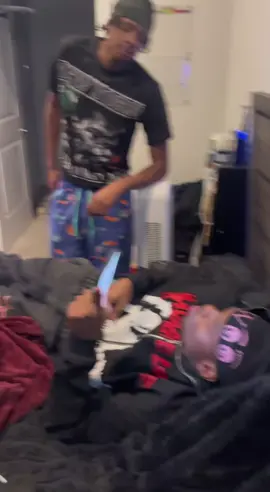 A post by @iamvboogie on TikTok caption: 😂😂😂😂 NEVER TUCK SAUCE #fyp #trending #viraltiktok #fypage #foryoupage #iamvboogie #vboogie 