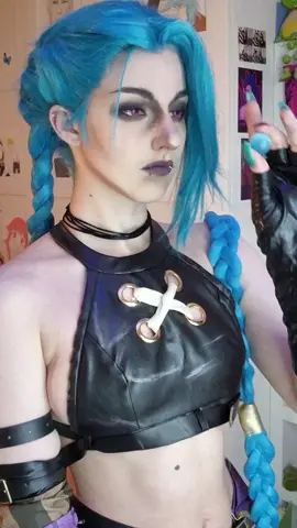 A post by @schneckbert.cosplay on TikTok caption: once again some Jinx coded stuff 🙂‍↕️🙂‍↕️ #jinx #jinxarcane #jinxcosplay #arcanecosplay #leagueoflegends #cosplay #cosnrw 