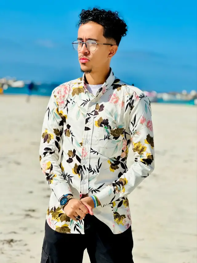 A post by @nor_azhka on TikTok caption: Muda kdip dayaxii ayaa iweydiiye  Aaway qofkii aad ila barbar dhigi jirty?? #Somalitiktok #lovesong #feeling #millionviews #fyp #foryouu #norazhka #norazhkateam 
