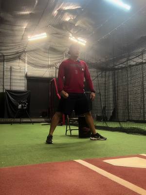 A post by @ccoste02 on TikTok caption: CC2🔥🚨 Online Program en la Bio🎥 🎯⏳ ‼️ La potencia del tiro a segunda base debe generarse principalmente desde las piernas, no solo del brazo. Un buen receptor usa su mecánica para maximizar la velocidad y precisión del tiro. #baseball #baseballlife #catcher #reels #MLB #florida #catchers #beisbol #catch #pr #softball #catcherszn #grind #hardwork #cc2