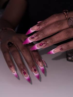 A post by @danyfloresnails on TikTok caption: me encantaron 🙈🩷💕 #nails #stilettonails #curvednails #pinknails 