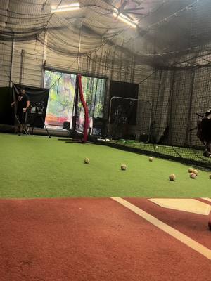 A post by @ccoste02 on TikTok caption: CC2🔥🚨 Online Program en la Bio🎥 🎯⏳ ‼️ El bullpen es una oportunidad clave para que el receptor refine su traming y otros aspectos fundamentales de su juego. Aquí algunas cosas en las que debe enfocarse durante una sesión de bullpen: 1. ﻿﻿﻿Framing constante: Enfocarse en recibir cada lanzamiento con firmeza y sutilidad, minimizando movimientos innecesarios y asegurando que los strikes se mantengan dentro de la zona. 2. ﻿﻿﻿Aguantar los picheos en la zona: Desarrollar el hábito de no dejar que los lanzamientos en la zona se muevan demasiado al atraparlos. Mientras más limpio y firme sea el recibo, mejor impresión dará al umpire. 3. ﻿﻿﻿Seguir la trayectoria del pitcheo: Leer el movimiento de la bola desde la mano del lanzador para anticipar cómo recibirla de manera óptima. 4. ﻿﻿﻿Trabajar diferentes lanzamientos: Recibir sliders, curvas, cambios y rectas en distintos puntos de la zona ayuda a mejorar la reacción y la adaptabilidad del receptor. El bullpen no es solo para el lanzador. Si el receptor lo usa inteligentemente, puede afinar su técnica y desarrollar la consistencia que hará la diferencia en un juego real. #baseball #baseballlife #catcher #reels #MLB #florida #catchers #beisbol #catch #pr #softball #catcherszn #grind #hardwork #cc2