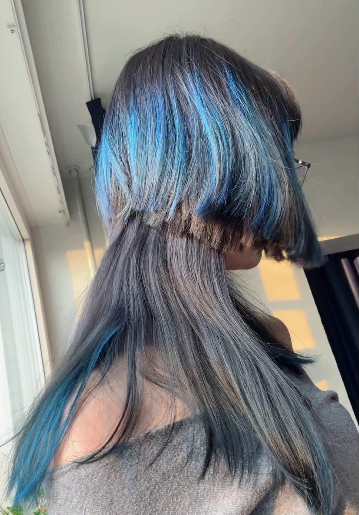 A post by @realkitta on TikTok caption: Weer een vers kwal-kapsel!! 🪼 De haarverf heb ik gratis gekregen van @Attitude Hair Dye  💙