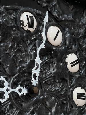 A post by @gustavoabenito on TikTok caption: El reloj avanza, pero el tiempo no siempre se deja atrapar. Las horas pasan, se acumulan, se desvanecen. El arte es testigo del tiempo, y el tiempo, sin saberlo, lo esculpe todo. Y aún así, seguimos buscando la manera de medir lo eterno.