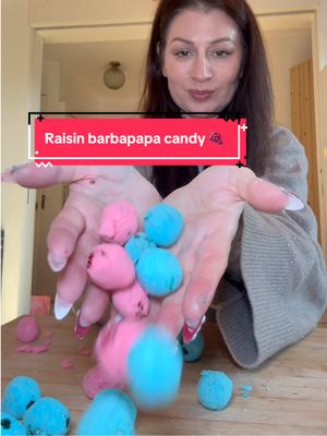 A post by @poopiblh on TikTok caption: Je test la recette des raisins candy 🍇 acidulés à la barbapapa et c’est une dinguerie ✨ #recette #trends #food #raisin #gel #bonbon #barbapapa #dessert #tiktokfood #fruit #candy 