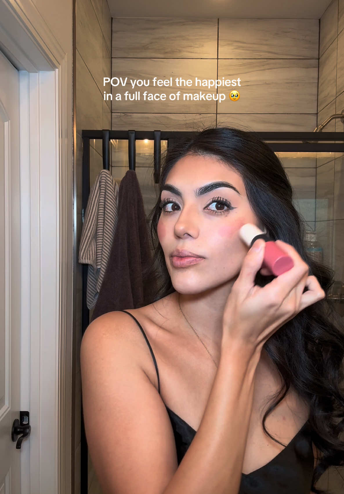 A post by @vraamosmakeup on TikTok caption: OH HOW I LOVE BEING A WOMAN 💋 #latinamakeup #newmakeup #lipcombo #girlymakeup #contourtutorial #underpainting 