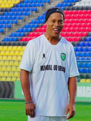 A post by @ronaldinho on TikTok caption: Revelei dentro do @manualdobruxoofical os bastidores de como combinava minhas jogadas no decorrer da carreira.  Se quer ter acesso na íntegra, clique no link da bio e garanta, além do conteúdo, uma vaga na minha seleção de talentos! 🤙🏾⚽