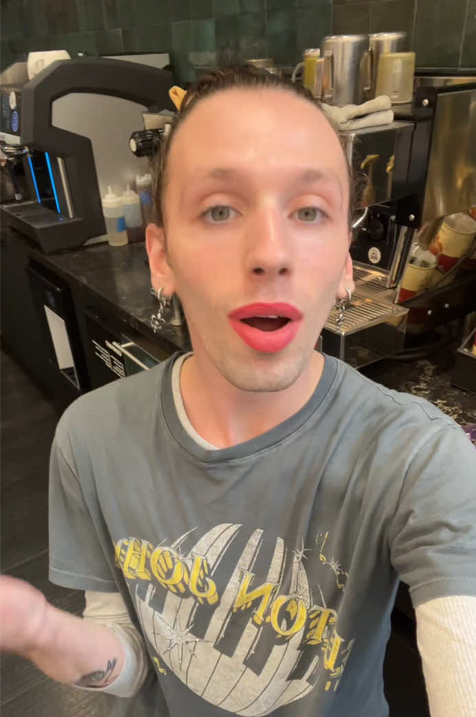 A post by @codalimarcus on TikTok caption: 🤦🏻‍♀️ Cuando eres una gringa de verdad 🙏🏻😔… #latina #gringa #baila #jajaja 💋