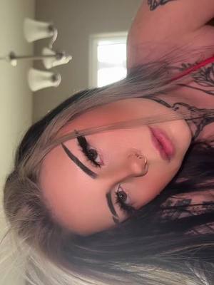 A post by @scarry.p0ppins on TikTok caption: 👀 #greeneyes #gothgirl #fy 