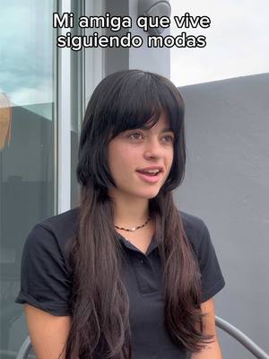 A post by @julisavioli on TikTok caption: Extensiones. La moda hace que no esperes el proceso real del cuerpo¿ #moda #amigas #fyp 