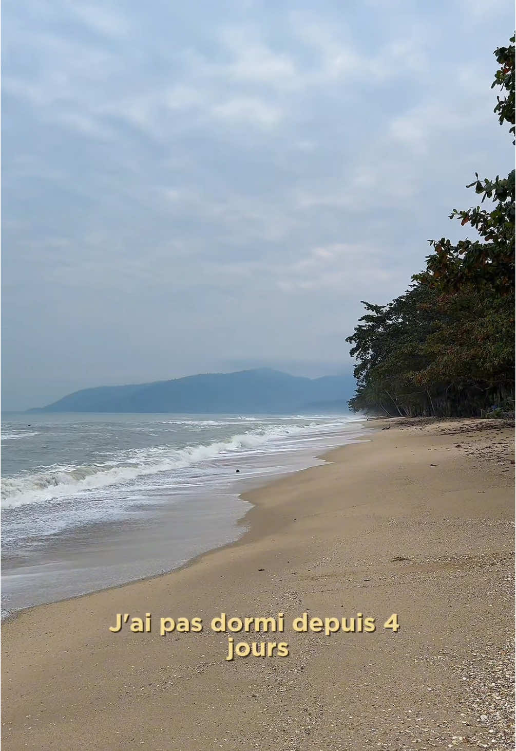 A post by @little_gypsy on TikTok caption: Thaïlande vlog 2 🇹🇭 ➡️ Direction Khanom en bus de nuit 🚌 Petite mention pour ce filtre « vieux » qui va me donner encore plus envie de mettre de la crème solaire ces prochains mois 😆 #thailande #roadtrip #backpacking 
