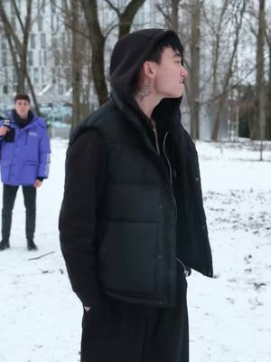 A post by @gufee_me on TikTok caption: ❌Позвал курьера на стрелу 2 на 2. А вы бы согласились помочь?? #dostaевский #story Реклама. ООО "ФАБРИКА-КУХНЯ", ИНН 7805657240, erid: 2Vtzqwo7oSM