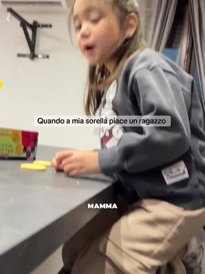 A post by @nenenicoo on TikTok caption: Quando a mia sorella piace un ragazzo e scopro il suo segreto reale 😓😂😂 #boyfriend #sister #brother #story 