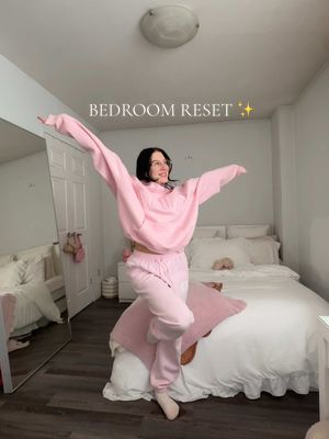 A post by @victoriasamson on TikTok caption: bedroom reset 🫧🫶🏼 #bedroomreset #CleanTok 