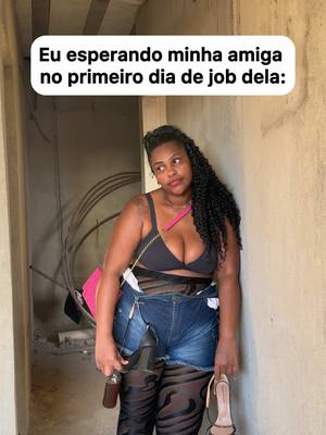 A post by @mcsilsiloficial on TikTok caption: Cada um com seus corres né 😂🤦🏽‍♀️