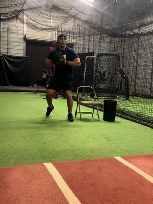 A post by @ccoste02 on TikTok caption: CC2🔥🚨 Online Program en la Bio🎥 🎯⏳ ‼️ La fuerza como catcher nunca la vas a generar con la parte superior del cuerpo. La verdadera potencia viene de las piernas, que son la parte más fuerte de tu cuerpo. Por eso, mantén la parte superior estable y concéntrate en usar las piernas con fuerza, empujando desde atrás y bajando el codo del frente. Esto te ayudará a generar más potencia y precisión en tus tiros. #baseball #baseballlife #catcher #reels #MLB #florida #catchers #beisbol #catch #pr #softball #catcherszn #grind #hardwork #cc2