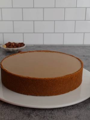 A post by @on_est_gourmands on TikTok caption: Cheesecake aux noisettes  Pour la base: 150g de biscuits  70g de beurre fondu  Pour la crème au fromage : 150 grammes crème liquide entière froide 40g de sucre  300 g de fromage type philadelphia  250 g mascarpone 1gousse  de vanille Mélanger le sucre avec le fromage, la vanille et le mascarpone. Monter la crème et incorporer la au fromage. Pour le montage: Pâte à tartiner aux noisettes  🇬🇧 Hazelnut Cheesecake For the base: 150g biscuits 70g melted butter For the cheese cream: 150 grams cold whole liquid cream 40g sugar 300g Philadelphia type cheese 250g mascarpone 1 vanilla pod Mix the sugar with the cheese, vanilla and mascarpone. Whip the cream and incorporate it into the cheese. For assembly: Hazelnut spread