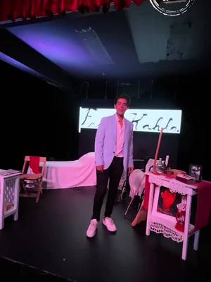 A post by @cafeeldicho on TikTok caption: #comodiceeldicho El Dicho visita la obra de Teatro Frida Kahlo #familiadeldicho #cafeeldicho @mesuenadigital @castinggenovevamartinez @talentolatinomexico @producciongenomartinez
