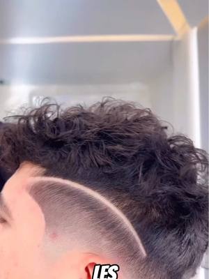 A post by @corvii_ff on TikTok caption: ACOMPÁÑENME A CORTARME el pelo 💇‍♂️💈 #GamerEnTiktok #parati #fyp #corvii 