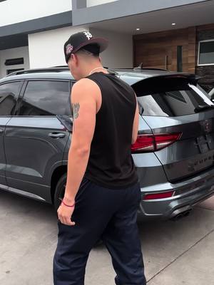 A post by @elpugaa on TikTok caption: Está mejor en persona @Niloc Reyes 