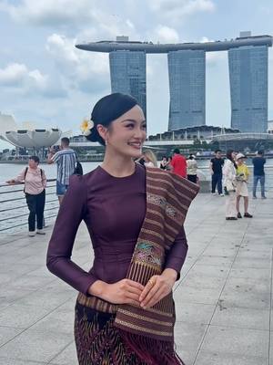 A post by @payengxalor1 on TikTok caption: ✨ First time in Singapore! ✨ Visited the iconic Merlion and soaking in the adventure. Excited for more unforgettable moments ahead!”🥰  ຮອດສິງກະໂປແລ້ວເດີ🤩 ———————————- —————- —————- • This visit to Singapore is made possible by Master Yun Art Master Yun Artist and Lotus On Water ｜ 云龙子旺财馆 • ເຄື່ອງປະດັບເພັດແທ້ຈາກ Phetphathai jewelry ຮ້ານເພັດພະໄທ ຈິວເວີລີ້ • ຊຸດສະພ່າຍງາມໆຈາກ @ກຸ່ມບໍລິສັດຍິ່ງໂຊກໄຊ (ຕັດຫຍິບໂດຍ ສາຍໄຫມຕັດຫຍິບ - Saiymai Tailor) • Shoes from ZOEY Style #singapore #payengxalor #missuniverslaos2022 #trend 