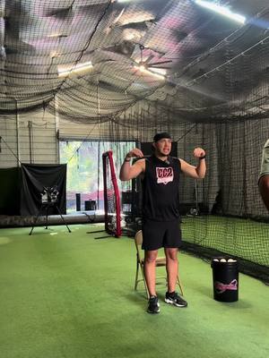 A post by @ccoste02 on TikTok caption: CC2🔥🚨 Online Program en la Bio🎥 🎯⏳   ‼️La memoria muscular es la capacidad del cuerpo para recordar y ejecutar de manera automática movimientos repetitivos esenciales para el juego, como el swing, el lanzamiento, la recepción o los desplazamientos defensivos. A través de la práctica constante, los músculos y el sistema nervioso optimizan la coordinación, la precisión y la velocidad de estos movimientos, permitiendo que los jugadores reaccionen de forma más eficiente sin necesidad de un esfuerzo consciente. Por ejemplo, un catcher que trabaja repetidamente en su mecánica de Tirar suave, desarrolla memoria muscular, lo que le permite ejecutar estos movimientos con rapidez y precisión en el juego real! #baseball #baseballlife #catcher #reels #MLB #florida #catchers #beisbol #catch #pr #softball #catcherszn #grind #hardwork #cc2 