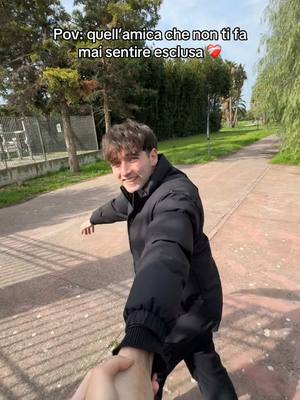 A post by @romanoalessandro_ on TikTok caption: Esistono poche amiche così, tenetevele strette🫂 Mandalo a quell’amica/o così🥹 #amicizia #ragazze #pov 