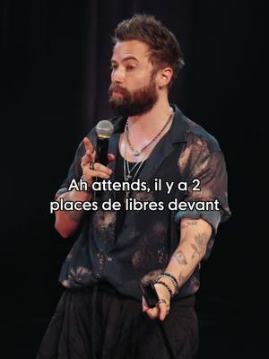 A post by @ninoarial on TikTok caption: Prête à tout pour une bonne place 🎟️ en spectacle à Paris, et dans toute la France 🎟️  Vous trouver que la réaction de la dame est :    🎥 @ryanharris_rh @_angelinahz_  👖 @lr3_louisrubi  #standup #humour #humoriste #impro #spectacle #standupcomedy #comedy #couple #ninoarial 