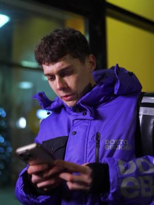 A post by @gufee_me on TikTok caption: ❌Встретил Деда Мороза в новогоднюю ночь и ошибся..#dostaевский #story Реклама. ООО "ФАБРИКА-КУХНЯ", ИНН 7805657240, erid: 2VtzqwzM6H3