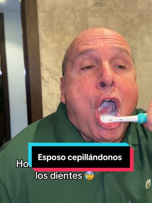 A post by @los_chicaneros on TikTok caption: Mi esposo y yo cepillándonos los dientes