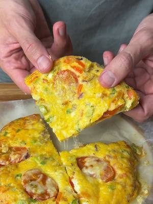 A post by @lasrecetasdesimon on TikTok caption: ALMUERZO EN 15’: Fritatta 🥚 • Una receta súper fácil e ideal para sacarte del apuro cuando no queres pedir delivery pero no tenes casi nada de tiempo! Un almuerzo nutritivo y lleno de sabor 💪🏻 Para cocinar en la freidora con papel manteca, yo lo corto medio al ras del producto para que no toque la resistencia de arriba y nunca paso nada, pero sino, es recomendable comprar unos papeles especiales que son para cocinar en AirFryer 🫶 • 𝕀𝕟𝕘𝕣𝕖𝕕𝕚𝕖𝕟𝕥𝕖𝕤: • 4 Huevos 🥚  • ⁠2cdas de Aceite de Oliva 🫒  • Sal, Pimienta y Ajo en Polvo 🧂 • 1/2 Morron Rojo + 2 Tallos de Cebolla de Verdeo + Tomates Cherry 🍅 •1 Puñado de Queso 🧀  • En caso de no tener freidora de aire, lo pueden hacer directamente en el horno! 🫶 • #fritatta #healthy #airfryerrecipes 