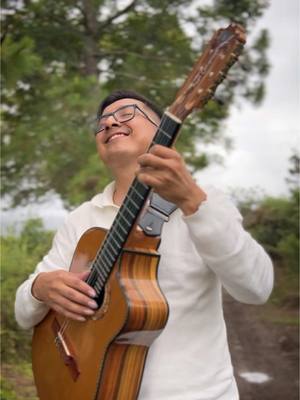 A post by @pablopazrequintista on TikTok caption: Las eternas melodías de Julio Jaramillo #pablopazrequinto #elrequintodetiktok #musicainstrumental #juliojaramillo 