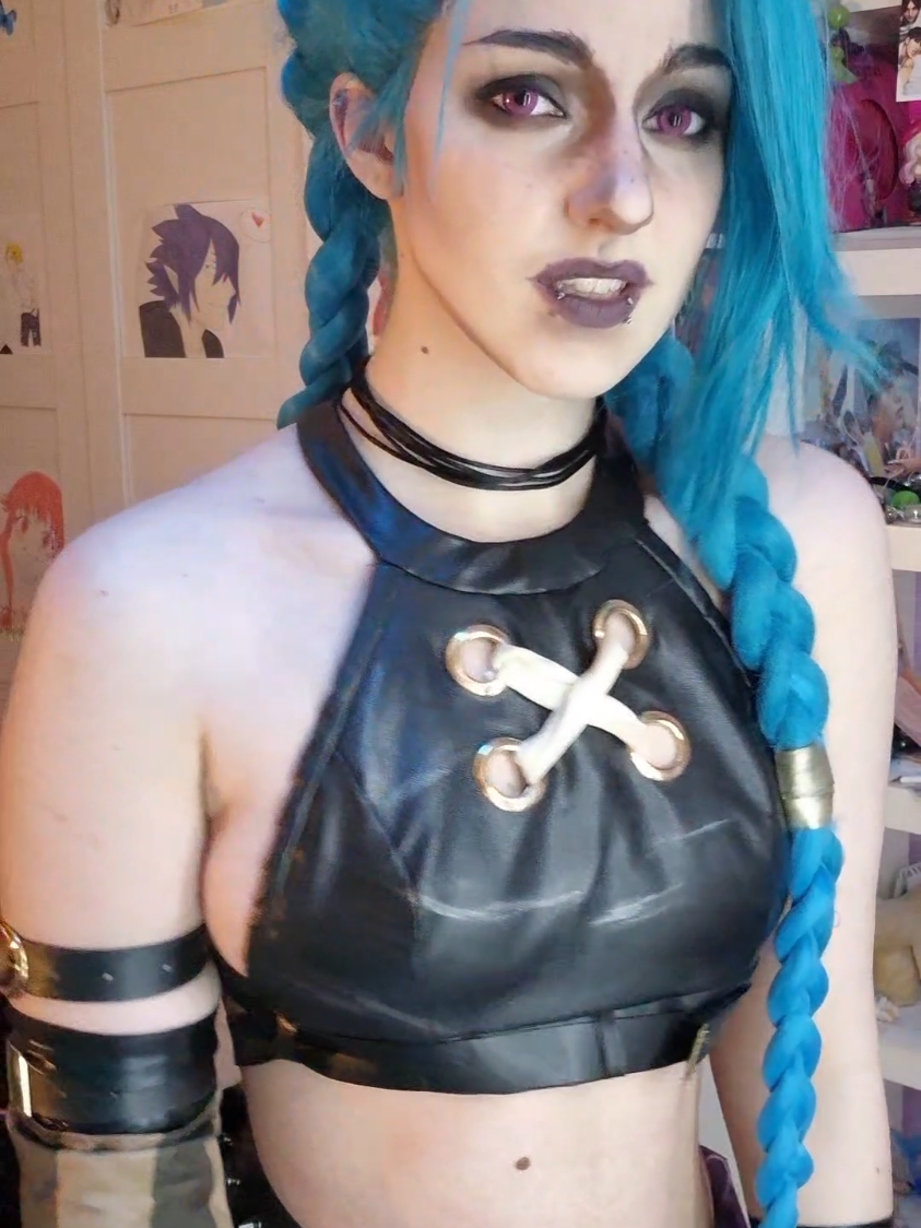 A post by @schneckbert.cosplay on TikTok caption: Another Jinx tiktok yayyyyy!!!🩷🩵 #jinx #jinxcosplay #jinxarcane #arcanecosplay #leagueoflegends #arcane #cosplay #cosnrw 