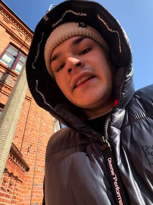A post by @_adamtob_ on TikTok caption: Czy ja lubię swoje życie? KOCHAM JE 🤡