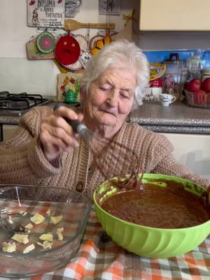 A post by @nonnaluigina on TikTok caption: Abbiamo preparato la torta al cacao 👨🏻‍🍳👵🏻