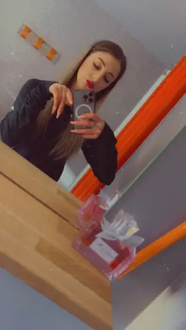 A post by @valeriaroman1996 on TikTok caption: #хочуврекомендацииплизз #хочуврекомендацииплизз #Paris #viralvideo 