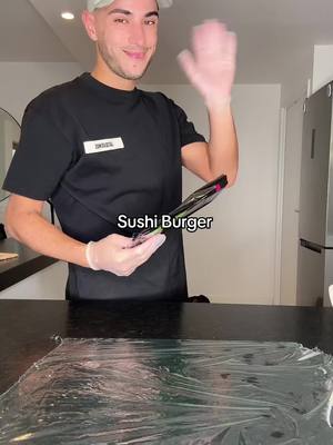 A post by @illyeskays on TikTok caption: c’est littéralement la meilleure invention de 2025 🤍 #sushi #burger #viral_video #recette #food #fyp 