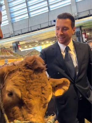 A post by @jordanbardella on TikTok caption: Avec Oupette, la star du Salon de l’Agriculture 😎 #SIA2025 