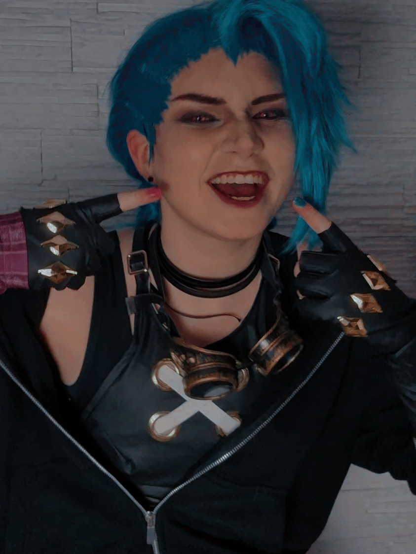 A post by @aki.kyuu on TikTok caption: its always those female characters that are badass that make me cosplay them xD #arcane #arcanecosplay #jinx #jinxcosplay 