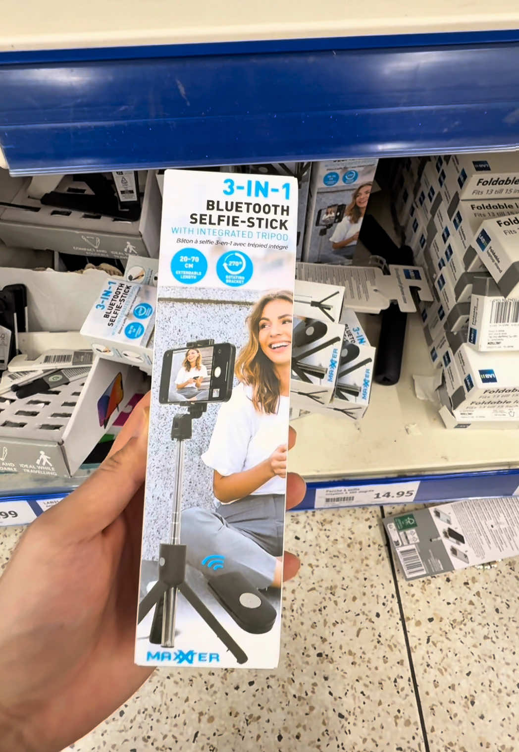 A post by @umboxing.addicte on TikTok caption: Perche à selfie Bluetooth  un peu fragile mais ça reste correct pour le prix 👍🏼✅  #action #bonplan #pourtoiii #essaie #umboxing #magasinaction #selfie #percheaselfie 