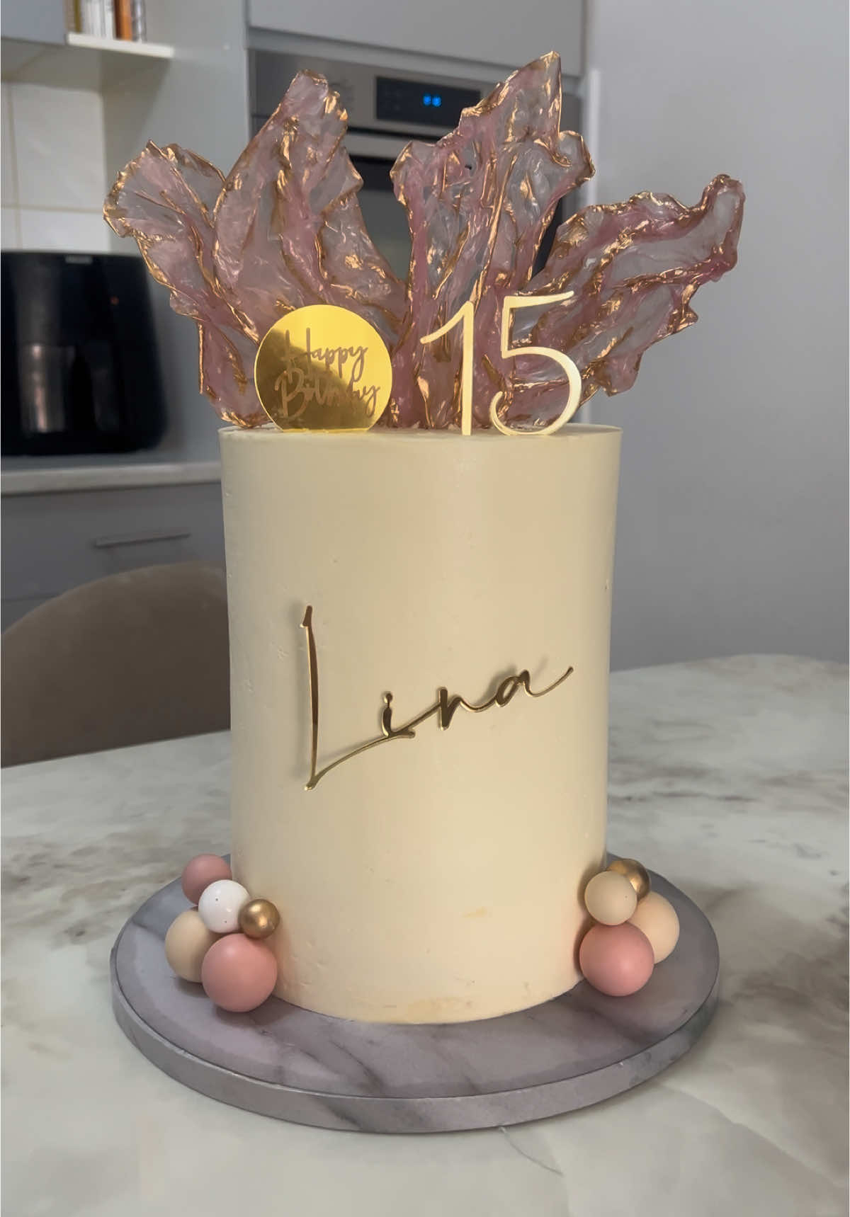 A post by @ on TikTok caption: Layercake #layercake #fyp #pourtoi #foryou #recette #cake #gateau #anniversaire #cakedecorating 