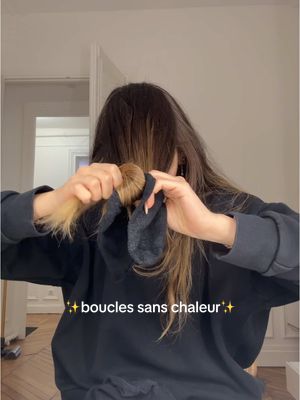 A post by @lilyslilah on TikTok caption: ça me fait bizarre d’utiliser des chaussettes je suis pas bien 😂😭#heatlesscurls #bouclesanschaleur #boucles #sockscurls #boucleschaussettes 