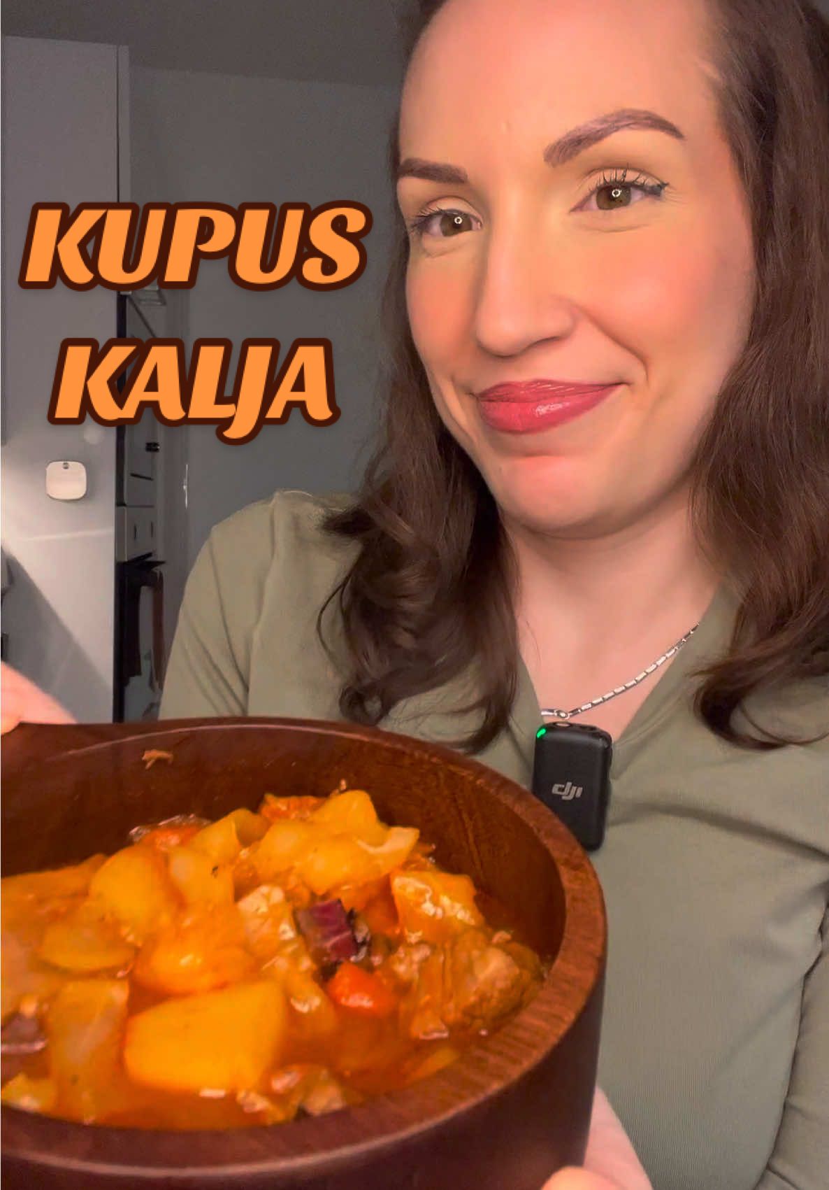 A post by @kuhati.offiziell on TikTok caption: Savršena Kupus Kalja 🥘❤️ 🇧🇦 Sastojci - 1 Glava Kupusa - 500 Gr. Teletine - 200 Gr. prosijanog Paradajza - 3 cehne bijelog luka - 1 Luk - 3 Mrkve - 3 Krompira - 1 Kasika Ajvara - 1 Kasika Paradajz-Paste - 2 Lovorova Lista - Suho Meso  - 1 Kasicica Soli, Paprike, Vegete  - Pola Kasicice Bibera -> Meso prvo 30 Min. kuhati i zatim ostalo povrce dodati i opet sat vremena sve zajedno kuhati.  🇩🇪 Zutaten - 1 Kohlkopf - 500 Gr. Kalbfleisch - 200 Gr. passierte Tomate - 3 Knoblauchzehen - 1 Zwiebel - 3 Karotten - 3 Kartoffeln - 1 EL Ajvar - 1 EL Tomatenmark - 2 Lorbeerblätter  - Pastrami/Trockenfleisch - 1 TL Salz, Vegeta, Paprikapulver  - 1/2 TL Pfeffer -> Das Fleisch erstmal 30 Min. kochen und anschließend das restliche Gemüse hinzugeben und wieder 1 Stunde köcheln lassen. #kupus #kalja #kuhati #kochenmitkima