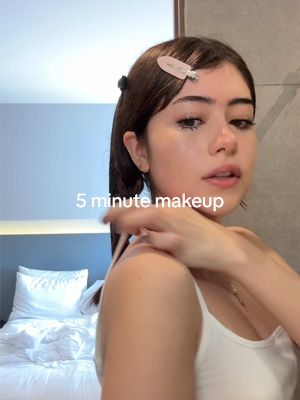 A post by @dannespinoo on TikTok caption: buenas! arréglense conmigo rapidísimo, este es mi 5 minute makeup haha <3 🍰🎀 #grwm #maquillaje #makeup #OOTD #arreglateconmigo 