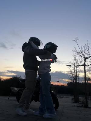A post by @gloriaaf02 on TikTok caption: Gracias por aparecer❤️‍🩹  #MaestriDelPov #kawasakiz800 #couplegoals #parati 